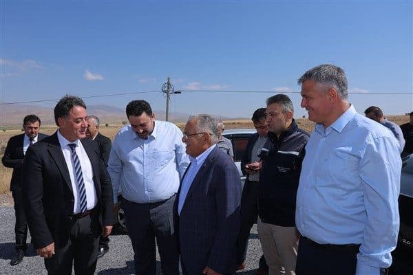 Develi’deki mahalleleri ziyaret ederek pek çok noktada sürdürülen çalışmaları da