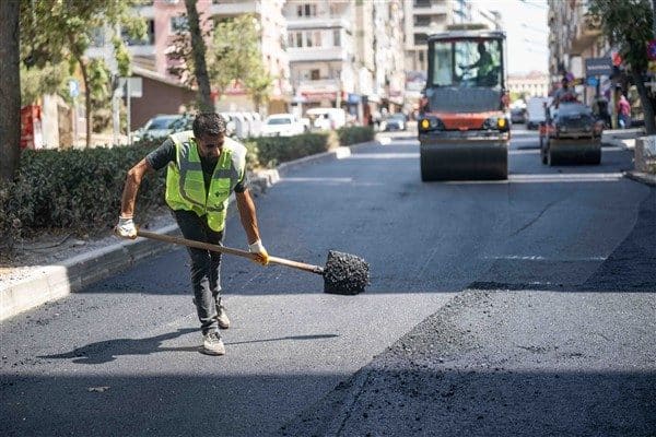 Bornova Belediye Başkanı Ömer Eşki, İZSU’nun altyapı yatırımları nedeniyle kazılan
