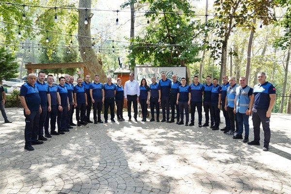Belediyenin Kale Sosyal Tesisleri’nde gerçekleşen programda Başkan Köse’ye çiçek takdim