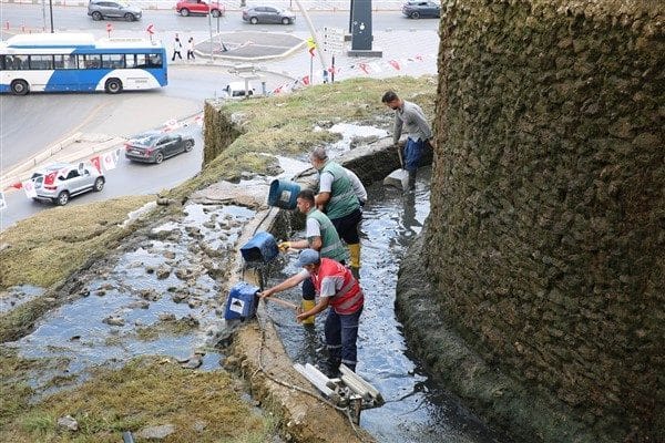 Ekipler, şelale çevresinde biriken yosun, yaprak ve çamuru temizliyor. Temizlik