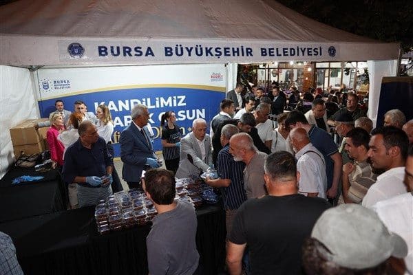 Bursa Büyükşehir Belediyesi, kentin 17 ilçesinde vatandaşlara tatlı ikram etti.