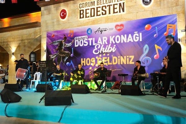 Bedesten önünde düzenlenen etkinlikte sahne alan Dostlar Konağı ve Grup