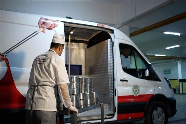 Belediye bünyesinde tamamen kendi imkanlarıyla hazırlanan yemekler, ihtiyaç sahiplerine sunuluyor.