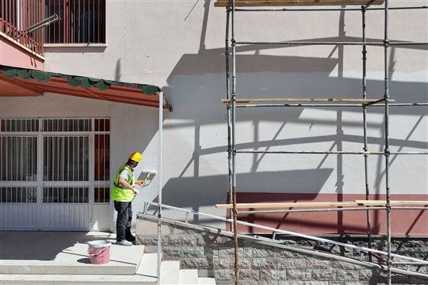 Bazı okullarda voleybol ve halı sahalar düzenlenip, saha direkleri, file