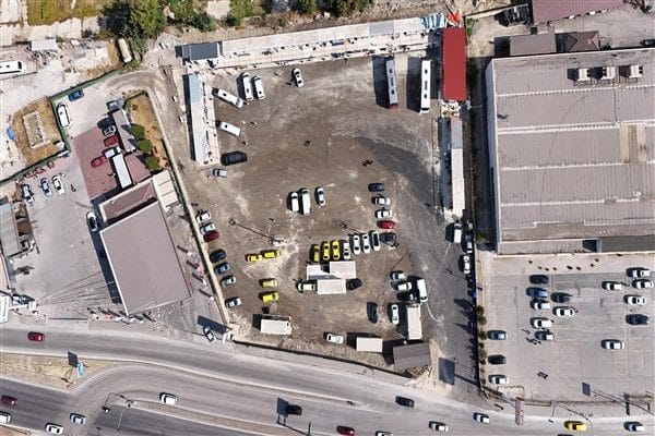 Yaklaşık 5 dönümlük alanda kurulan geçici terminalde; otobüs ve minibüs