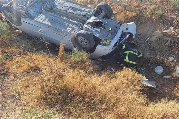 Kazada araçlarda sıkışan yaralılar, olay yerine sevk edilen ekiplerin müdahalesiyle