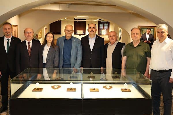Konya Büyükşehir Belediyesi taradfından hazırlanan “Narinden Nazenine; Sanatın Zarafeti” sergisi,