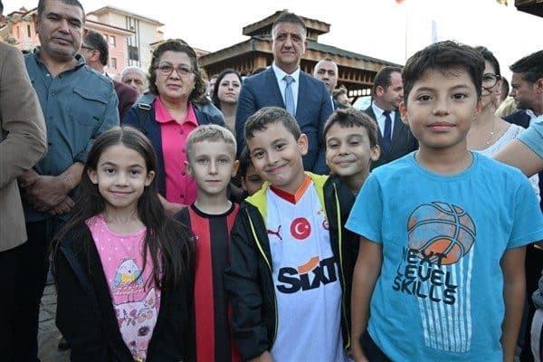 Manisa Büyükşehir Belediyesi, sosyal belediyecilik anlayışıyla eğitimden kültüre, spordan gençlere